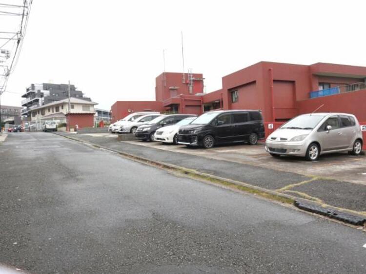 駐車場 敷地内に設けられた駐車スペース。