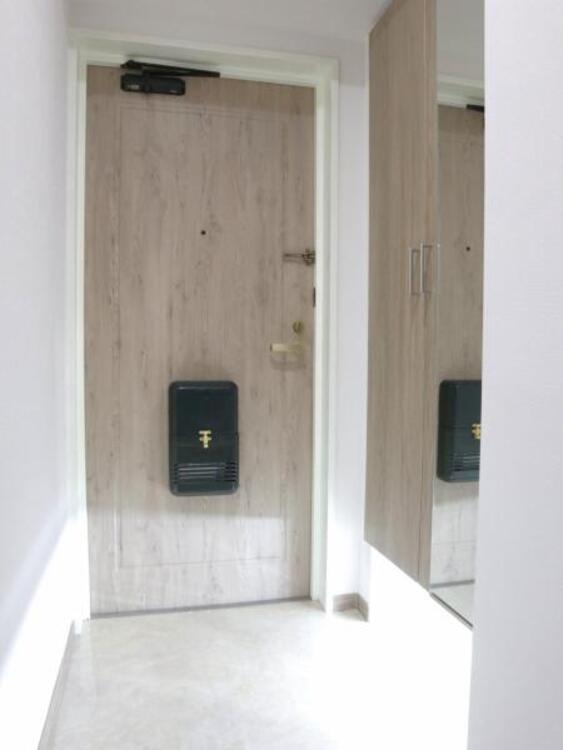 その他 玄関のシューズクローゼットには鏡がついており玄関を広く見せつつ身だしなみを整えることができます。