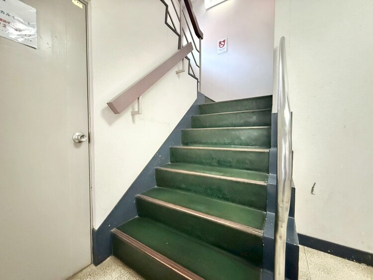 その他 共用部の階段です。明るく清潔に管理されています。