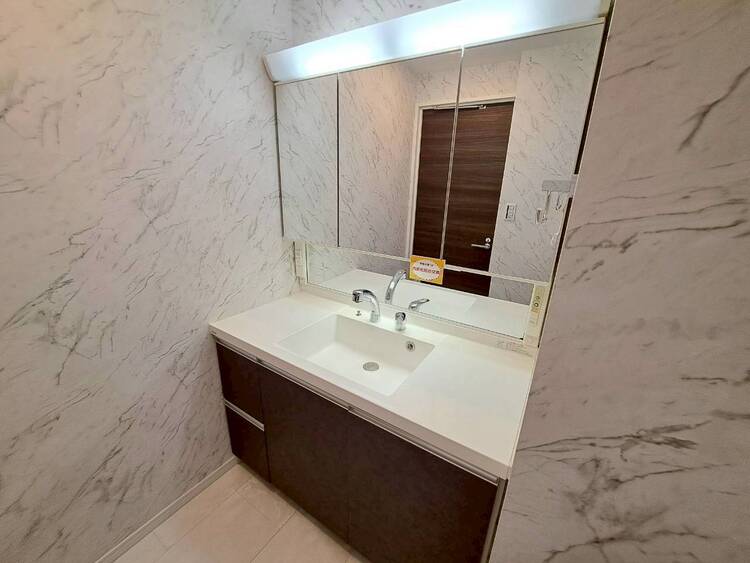 その他 清潔感を感じられる洗面化粧台。