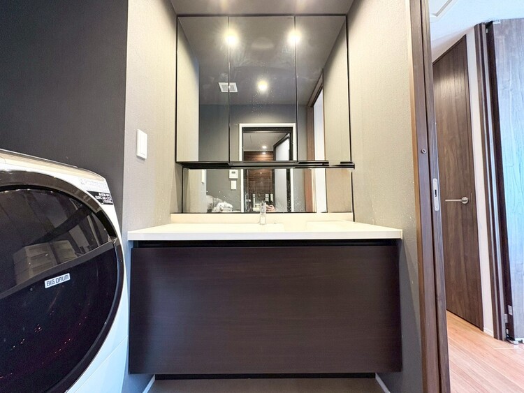 その他 清潔感を感じられる洗面化粧台。