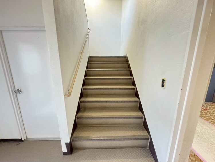 その他 共用部の階段です。明るく清潔に管理されています。