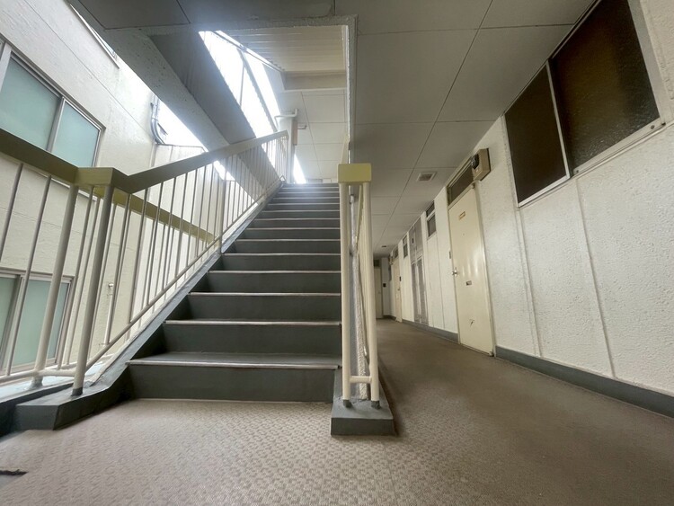 その他 共用部の階段です。明るく清潔に管理されています。