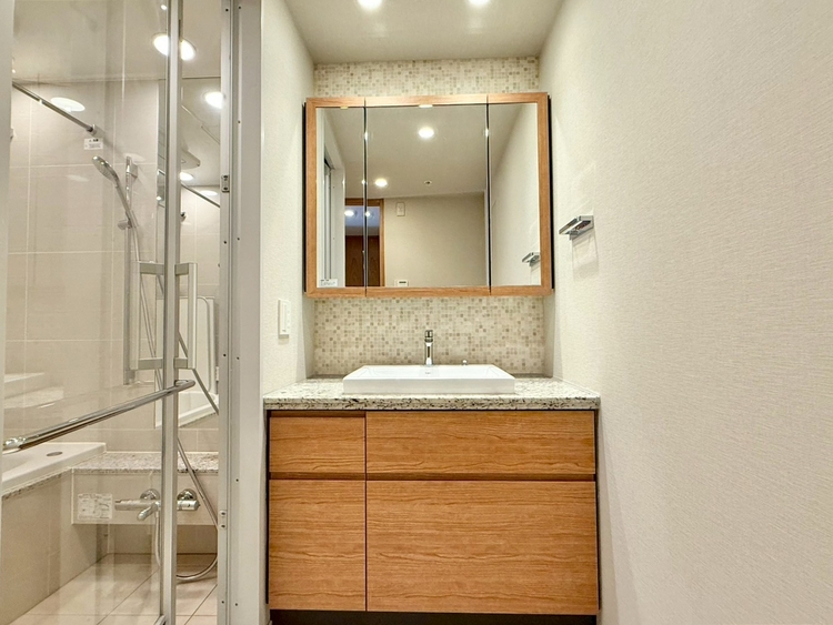 その他 清潔感を感じられる洗面化粧台。