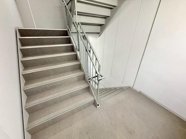 その他 共用部の階段です。明るく清潔に管理されています。