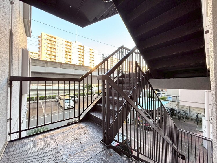 その他 共用部の階段です。明るく清潔に管理されています。