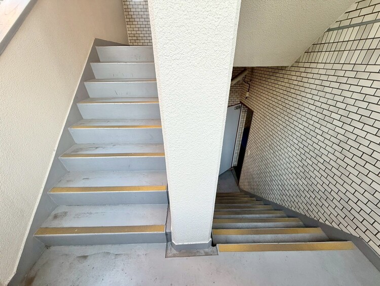 その他 共用部の階段です。明るく清潔に管理されています。