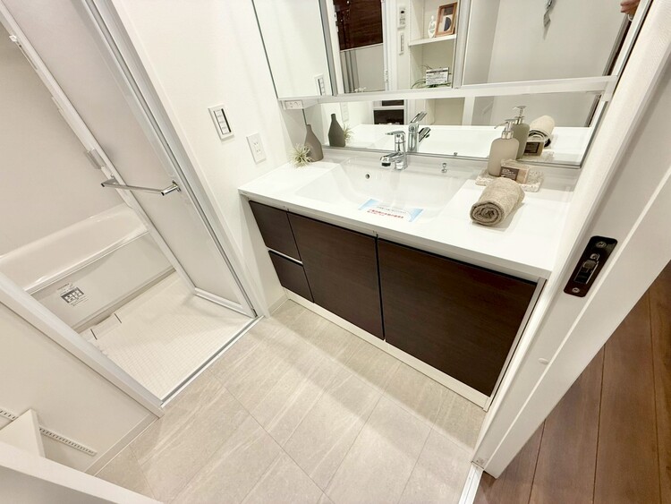 その他 清潔感を感じられる洗面化粧台。