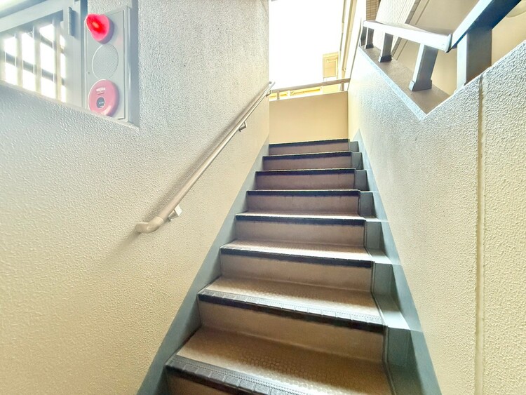 その他 共用部の階段です。明るく清潔に管理されています。