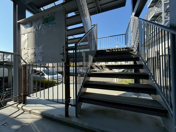 その他 共用部の階段です。明るく清潔に管理されています。