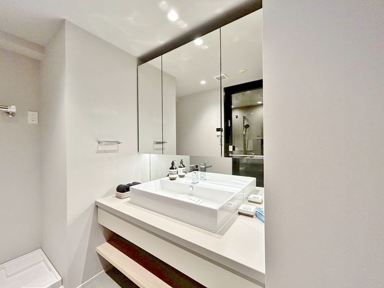 その他 清潔感を感じられる洗面化粧台。