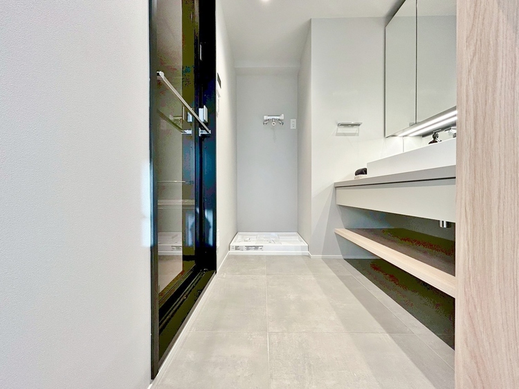 その他 十分な広さの脱衣所。