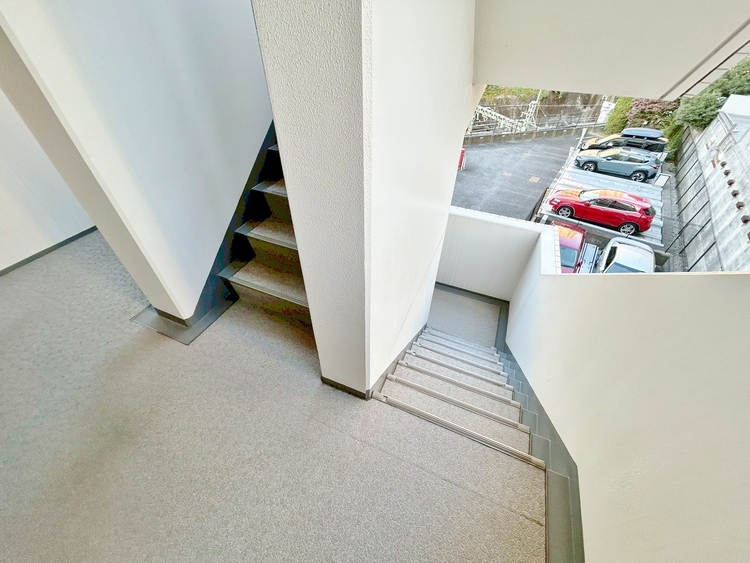 その他 共用部の階段です。明るく清潔に管理されています。