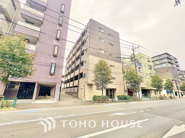 外観 【living】居心地のいい暮らしには欠かせない眩い採光。ゆったりとした幅の窓からこの空間に降り注ぐ採光が絶えない。明るいリビングこそ居心地のいい暮らしが待っているのだと思う。