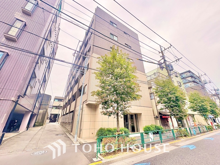 駐車場 風の通り道。舞い込んでくる風が優しく躍り、室内に爽やかな空気を運んでくる。そこに季節の息吹を感じて、いまがどんな季節なのかを実感する。