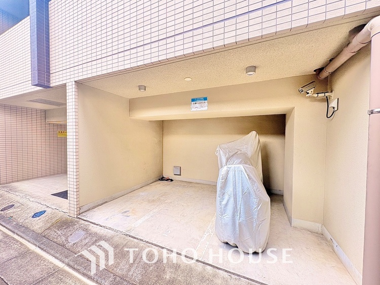 その他 【浴室】《一日の疲れを落としてくれる場所は、落ち着く場所でなければならない》　高級感溢れるカラーと大きさ・柔らかな曲線で構成された半身浴も楽しめるバスタブが心地よさをもたらします。