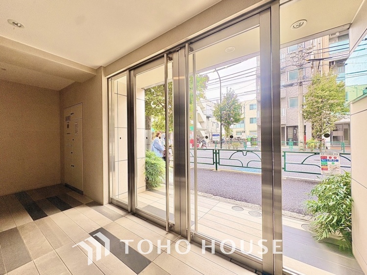 エントランス 使いやすく、明るい洋室に仕上がります。子供部屋や趣味のお部屋にご利用できます。ご自身で家具などを配置し、素敵な空間を創り上げられます。