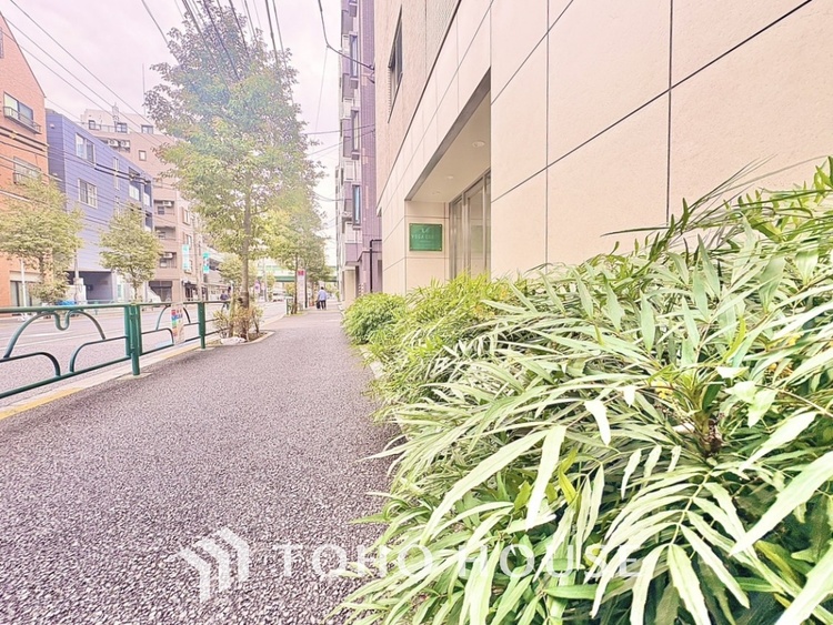 エントランス キッチンは家族の絆を育む大切な空間。シンプルで使い易いシステムキッチンで愉しく作る料理は愛情のある美味しいご馳走に。家族で使えるダイニングキッチンです。