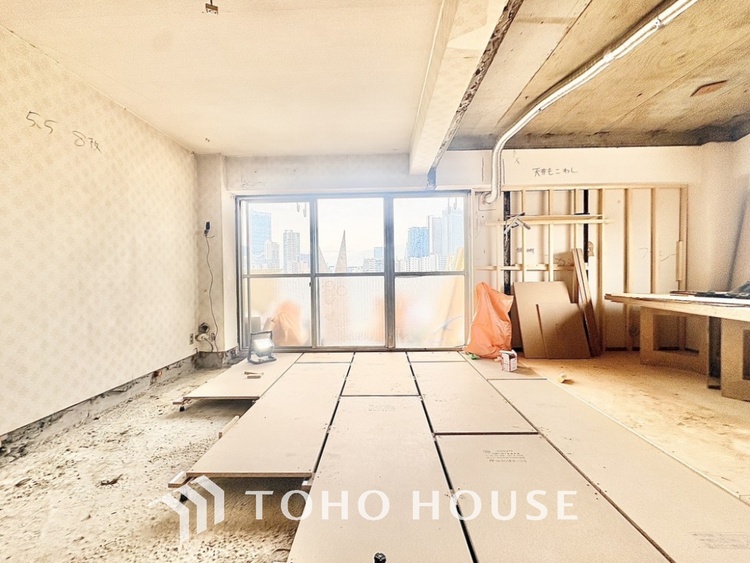 内装 【living】居心地のいい暮らしには欠かせない眩い採光。ゆったりとした幅の窓からこの空間に降り注ぐ採光が絶えない。明るいリビングこそ居心地のいい暮らしが待っているのだと思う。