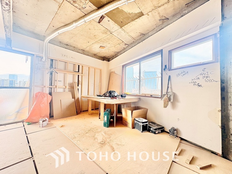 内装 【ROOM】感性を育むプライベートルームはシンプルでスマートな空間。好みの空間で読書をしたり、音楽を聞いたりと一人の時間も充実したものにできます。