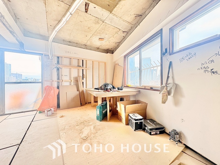 内装 風の通り道。舞い込んでくる風が優しく躍り、室内に爽やかな空気を運んでくる。そこに季節の息吹を感じて、いまがどんな季節なのかを実感する。