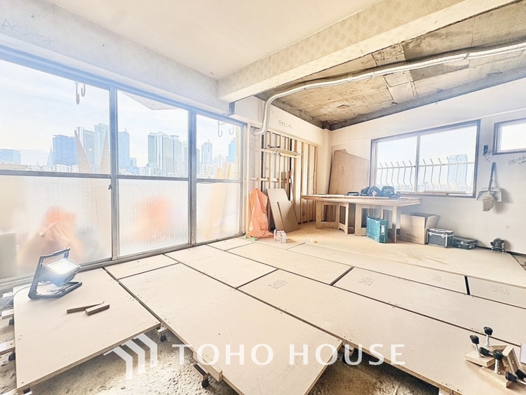 内装 ◆サンサンと◆差し込む太陽の光がこのリビングに笑いをもたらす。ソファの上のクッションがポカポカした暖気にぬくぬくと微睡んでいる。