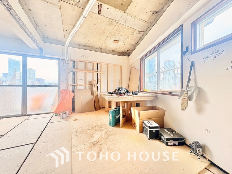 内装 使いやすく、明るい洋室に仕上がります。子供部屋や趣味のお部屋にご利用できます。ご自身で家具などを配置し、素敵な空間を創り上げられます。