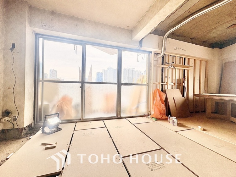 内装 ここはみんなが集い、食事と楽しい会話が始まる場所。話に夢中になりすぎて、ついつい時を忘れ、夜半過ぎになってしまう。そんな束の間の幸せを感じさせてくれます。