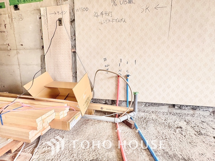 キッチン キッチンは家族の絆を育む大切な空間。シンプルで使い易いシステムキッチンで愉しく作る料理は愛情のある美味しいご馳走に。家族で使えるダイニングキッチンです。