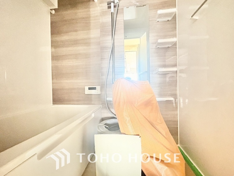 風呂 【浴室】《一日の疲れを落としてくれる場所は、落ち着く場所でなければならない》　高級感溢れるカラーと大きさ・柔らかな曲線で構成された半身浴も楽しめるバスタブが心地よさをもたらします。