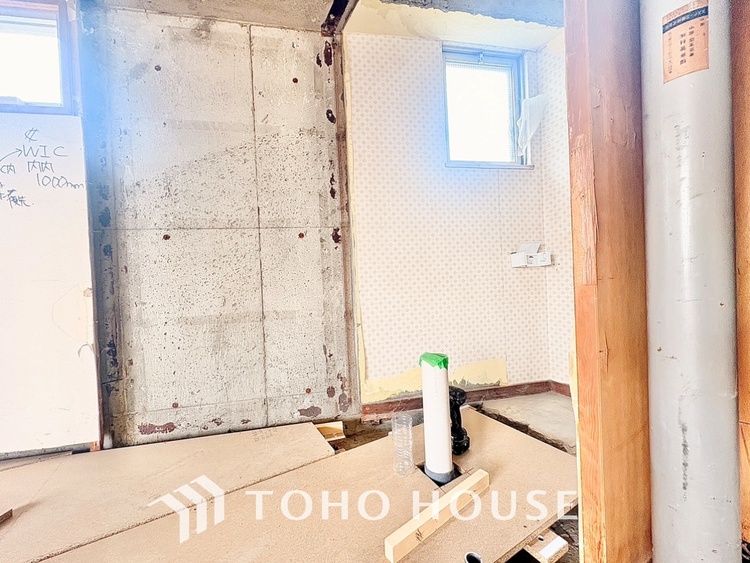 トイレ 清潔感あるホワイト調のクロスと温もり溢れるモダンカラーの床材が見事に調和した本邸宅は、毎日の生活を少しでも快適に過ごして頂ける様に落ち着いた雰囲気作りから行っています。