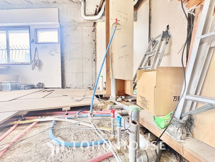 洗面 気持ちの良い朝をつくりだし、夕方には笑顔を取り戻させてくれるミラー。パウダールームはいつでも本来の自分を取り戻せる空間。明るく仕上げてあります。