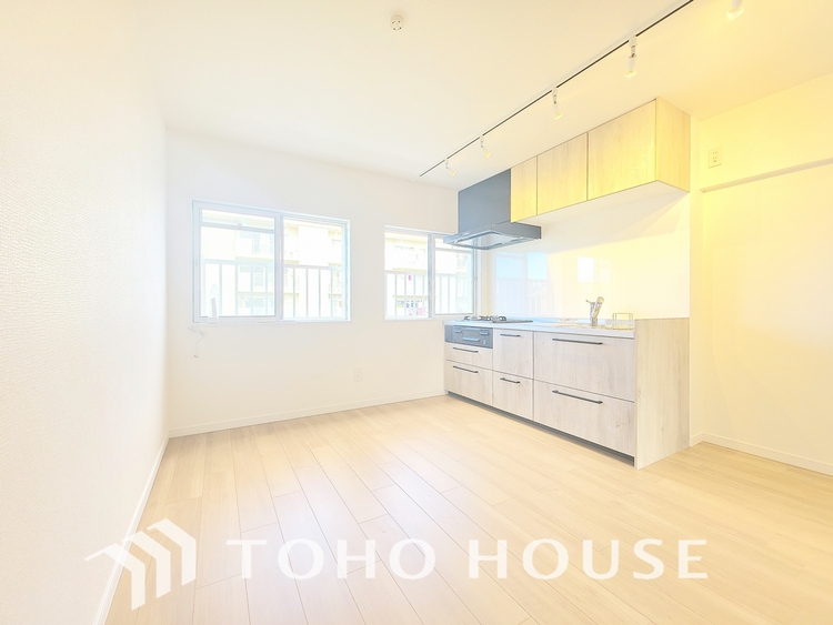 内装 陽光が降り注ぐ、開放的な大空間です。家族の絆を育み、ゲストをもてなす舞台となる、心豊かな団らんの時間が流れます。