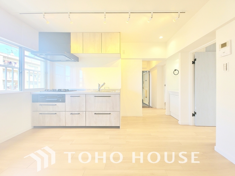 内装 陽光が降り注ぐ、開放的な大空間です。家族の絆を育み、ゲストをもてなす舞台となる、心豊かな団らんの時間が流れます。