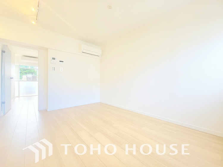 内装 陽光が降り注ぐ、開放的な大空間です。家族の絆を育み、ゲストをもてなす舞台となる、心豊かな団らんの時間が流れます。