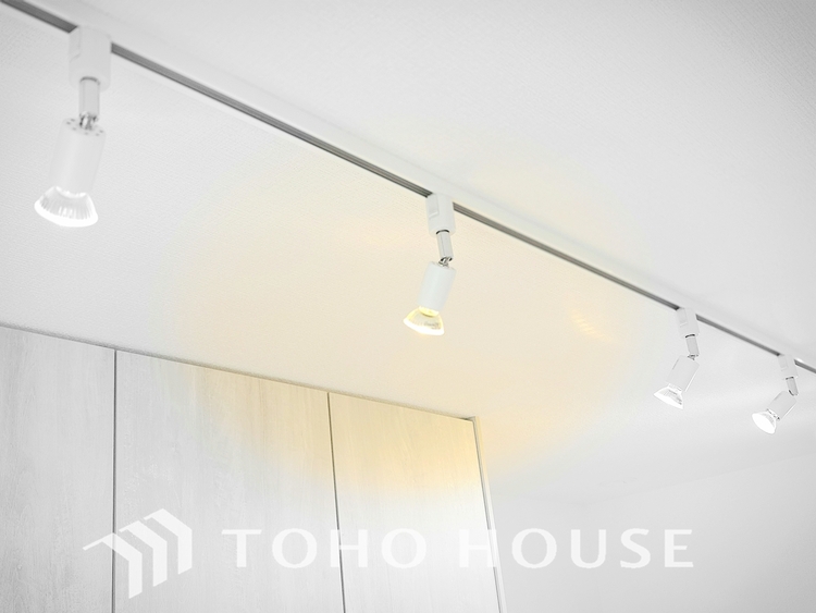 内装 陽光が降り注ぐ、開放的な大空間です。家族の絆を育み、ゲストをもてなす舞台となる、心豊かな団らんの時間が流れます。