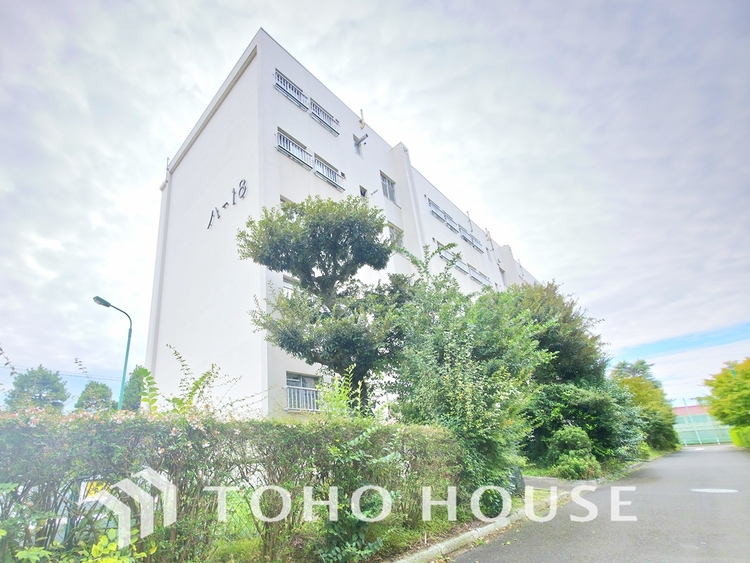 外観 街の景観を牽引するような、洗練されたデザインのレジデンスです。圧倒的な存在感を放ち、住まう人のステータスを象徴します。