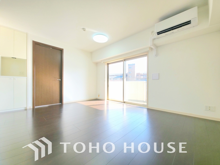 内装 陽光が降り注ぐ、開放的な大空間です。家族の絆を育み、ゲストをもてなす舞台となる、心豊かな団らんの時間が流れます。