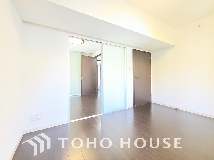 内装 極上のプライベート空間が、深い安らぎを誘います。一日の疲れを忘れさせる静けさと、心地よい目覚めを約束する聖域です。