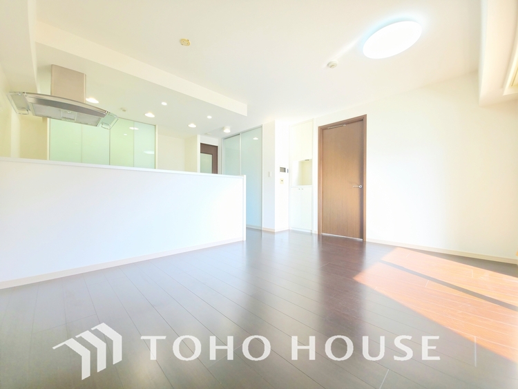 内装 陽光が降り注ぐ、開放的な大空間です。家族の絆を育み、ゲストをもてなす舞台となる、心豊かな団らんの時間が流れます。