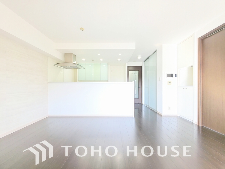 内装 陽光が降り注ぐ、開放的な大空間です。家族の絆を育み、ゲストをもてなす舞台となる、心豊かな団らんの時間が流れます。