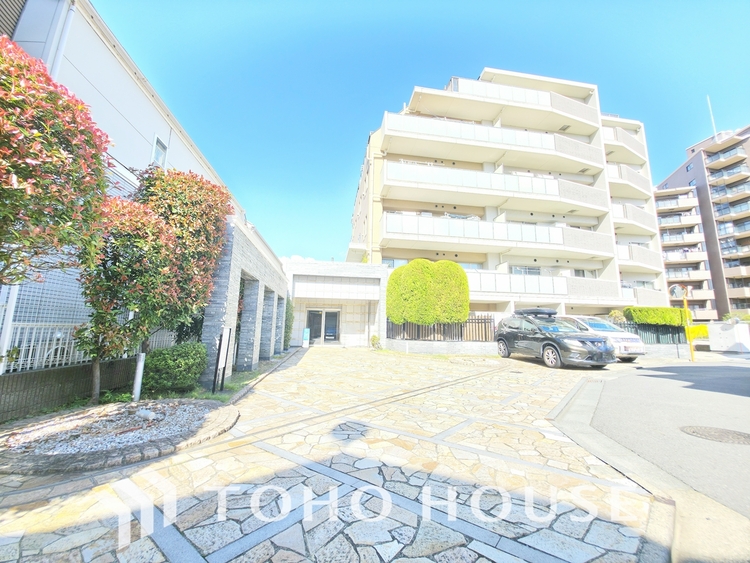 外観 街の景観を牽引するような、洗練されたデザインのレジデンスです。圧倒的な存在感を放ち、住まう人のステータスを象徴します。