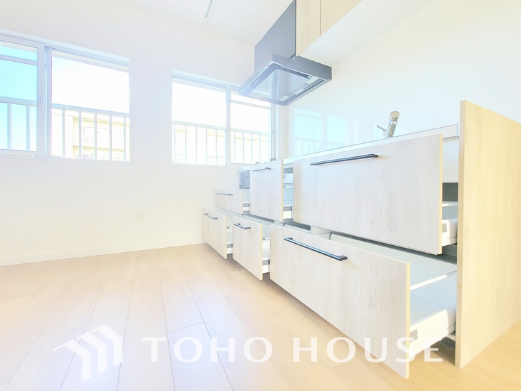 キッチン あなたの創造性を刺激する舞台。最新の機能と美しいデザインが融合し、料理の時間を至福の瞬間に変えます。