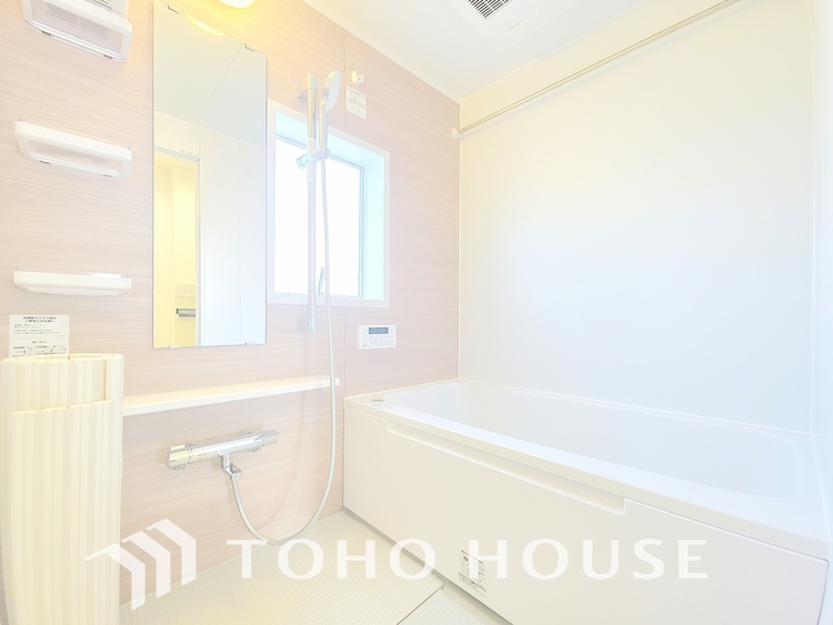 風呂 心と体を解き放つ空間。広々とした浴槽と最新の機能が、極上のリラクゼーションを提供し、疲れを完全に癒します。