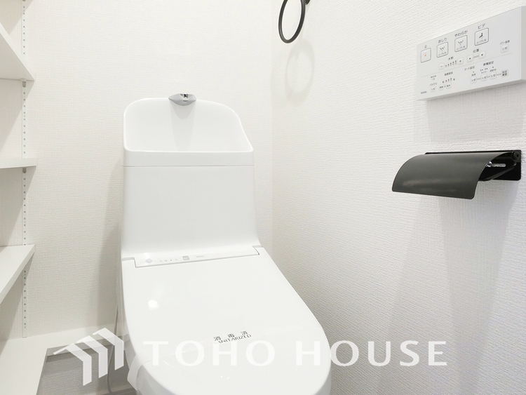 トイレ 清潔でプライベートな時間を守る空間。最新の機能と静謐なデザインが、訪れる人に心地よい安心感を与えます。