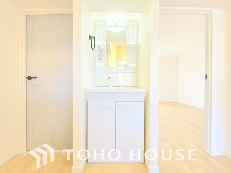 洗面 一日の始まりと終わりを彩る空間。収納力とデザイン性を兼ね備えた洗面台が、忙しい朝の身支度を優雅な時間に変えます。