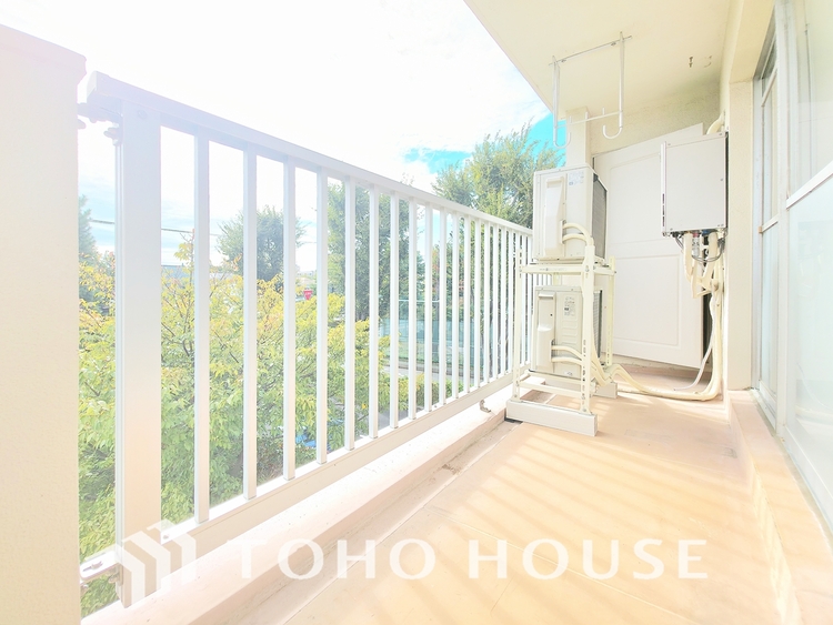 バルコニー 陽光が降り注ぐ、開放感あふれる屋外空間です。セカンドリビングとして、あるいは優雅なカフェタイムの舞台として多目的に活用できます。