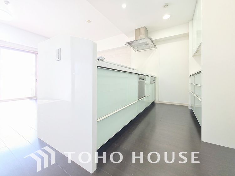 キッチン あなたの創造性を刺激する舞台。最新の機能と美しいデザインが融合し、料理の時間を至福の瞬間に変えます。