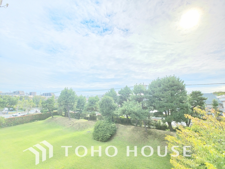 その他 街の景色を一望する特等席。視界を遮るもののない開放的な眺望が、都心生活の醍醐味を、毎日あなたに届けます。