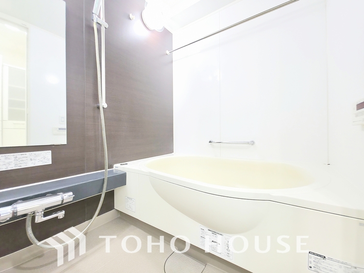 風呂 心と体を解き放つ空間。広々とした浴槽と最新の機能が、極上のリラクゼーションを提供し、疲れを完全に癒します。